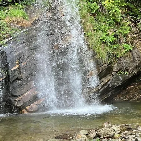 Mit Grandioser Aussicht Am Wasserfall *